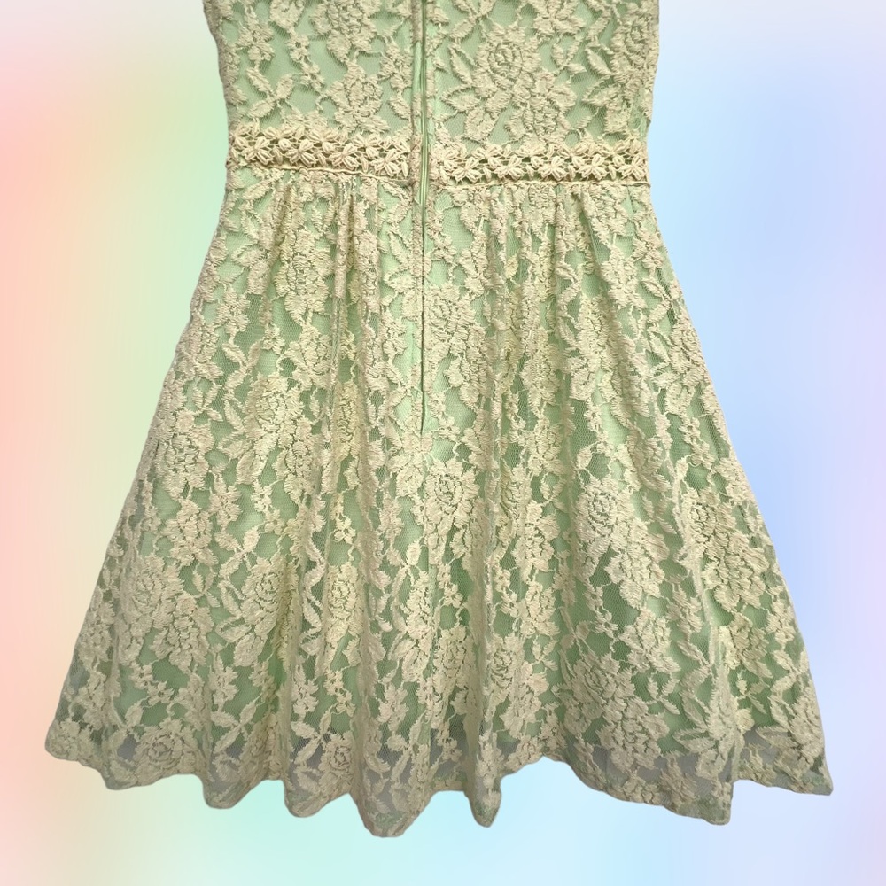 Elegant Cream Lace Dress - Picture 3 of 16